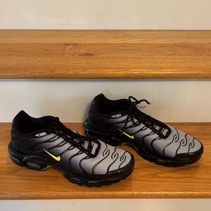 Nike Men's Black and Gray Sneakers with Yellow Accents